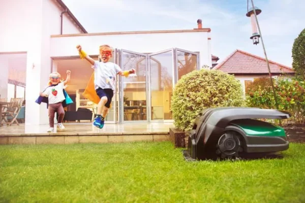 media (10) Robot tondeuse connecté ROBOMOW RK2000 – Jusqu’à 2000 m²