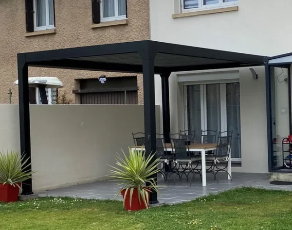 Pergola bioclimatique motorisée Ménéa – Aluminium noir RAL 2100 – 4 x 3 m – LED intégrées