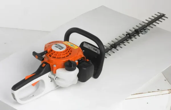Taille-haie à essence STIHL HS45 – 27,2 cm³ – Lame 60 cm