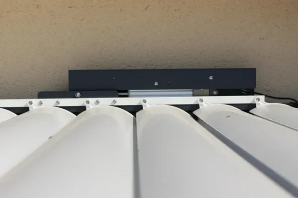 media (14) Pergola bioclimatique adossée Osaka – Aluminium gris anthracite – 18 m²