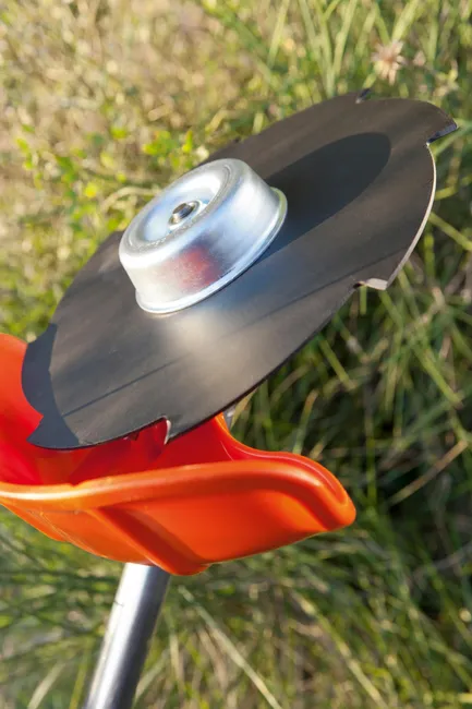 media (16) Débroussailleuse thermique STIHL FS 55 – 27,2 cm³ – Largeur de coupe 42 cm