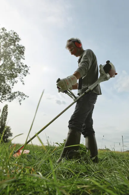 media (18) Débroussailleuse thermique STIHL FS 55 – 27,2 cm³ – Largeur de coupe 42 cm