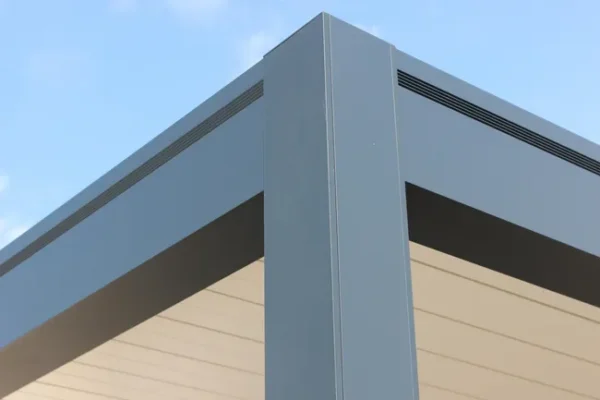 Pergola bioclimatique autoportante Osaka – Aluminium gris anthracite – 12,15 m²