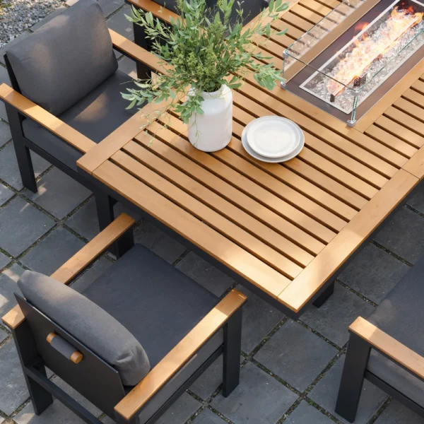 uploads_5a6a92a6d2e04813b01136d1e9f08c81_ Table à manger d'extérieur Tevara de 240 cm (94,5") avec foyer au propane, réservoir dissimulé et pare-brise