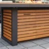 uploads_cabecc7cc50049a9be9b3bbe81b029f0_ Table à manger d'extérieur Tevara de 240 cm (94,5") avec foyer au propane, réservoir dissimulé et pare-brise